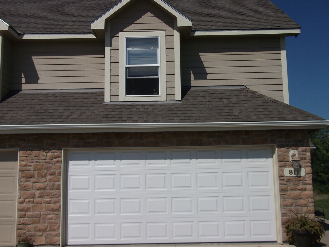 Building Photo - 811 Deer Ridge Court