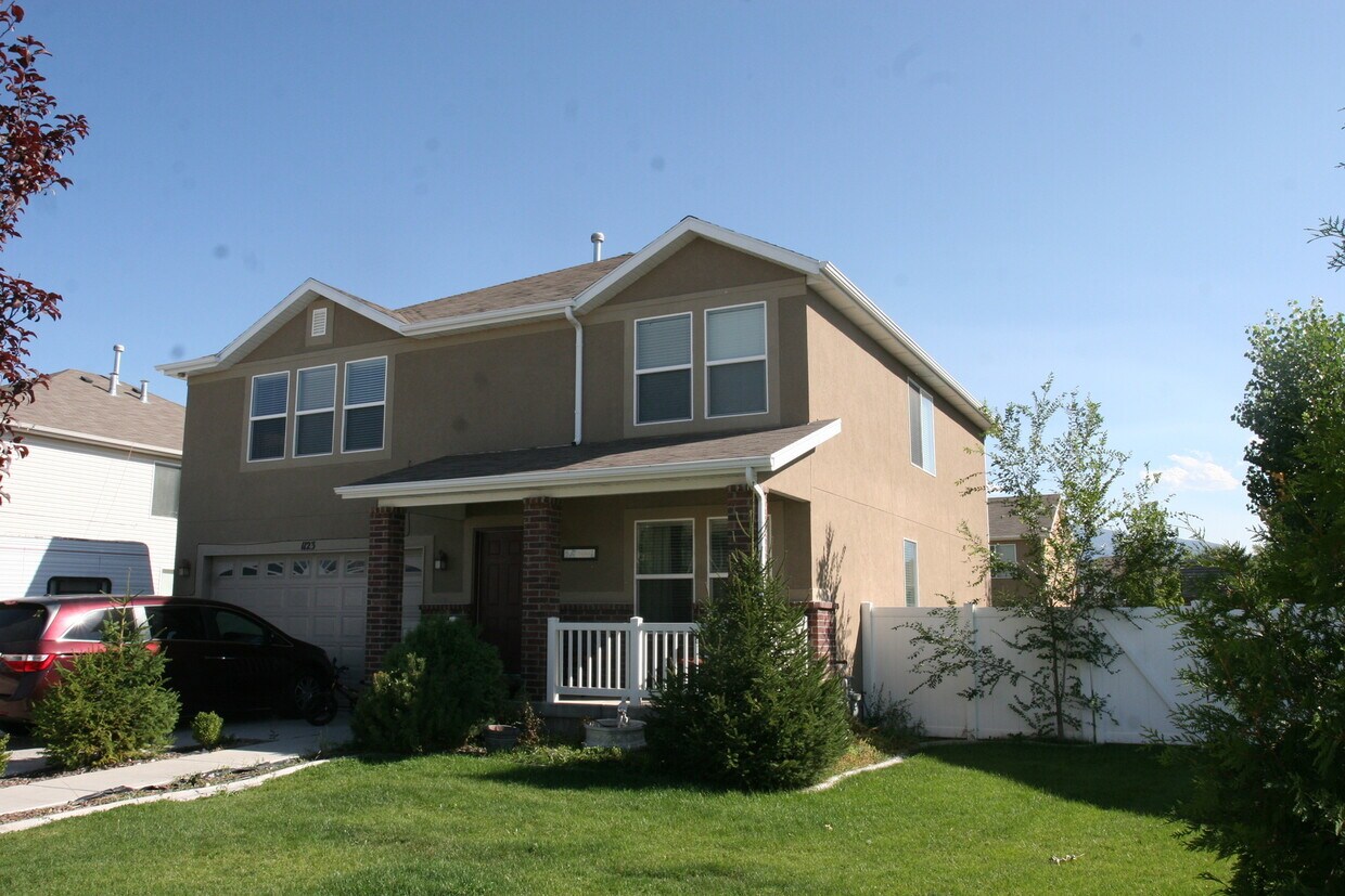 Foto principal - Huge 3 bed 2.5 bath single home in Spanish...