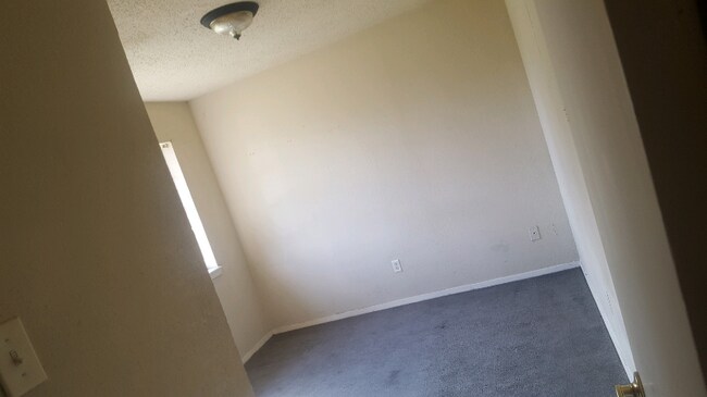 Foto del edificio - 701 Lilly Cir