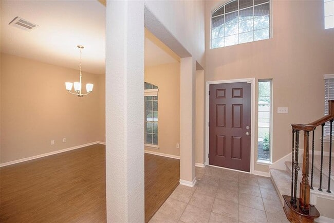 Building Photo - 10411 Village Lake Dr