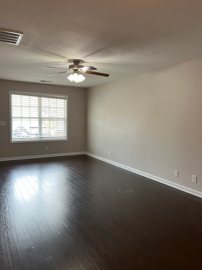 Foto del edificio - Lovely Townhouse Available Now!
