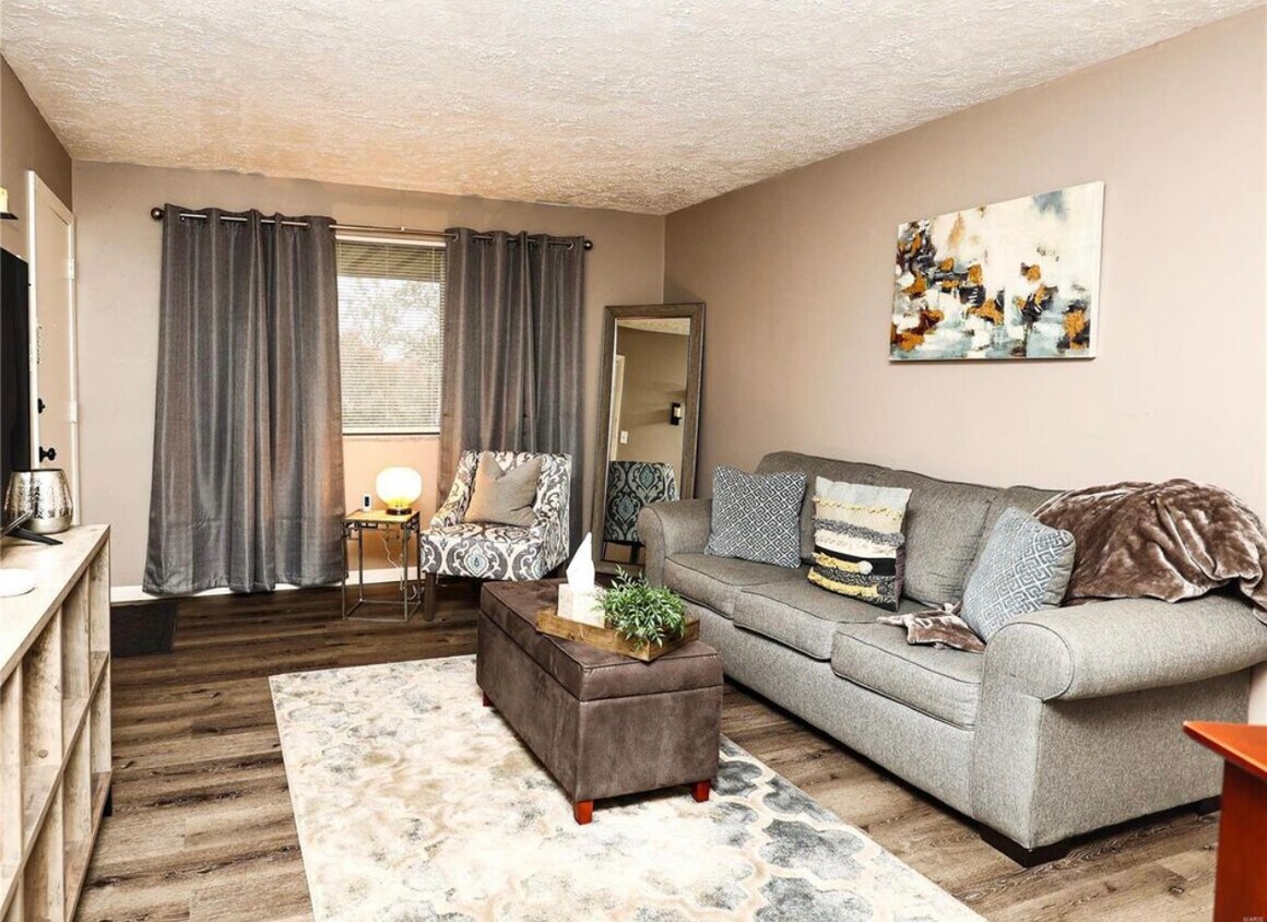 Foto principal - 10145 Chaucer Ave