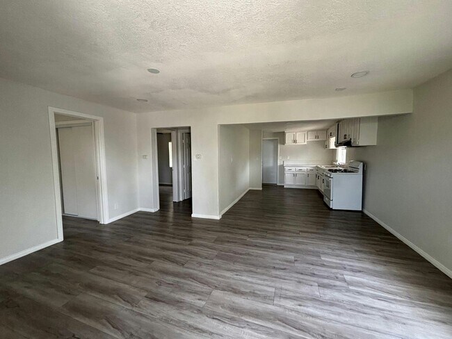 Foto del edificio - 3721 N Byron St