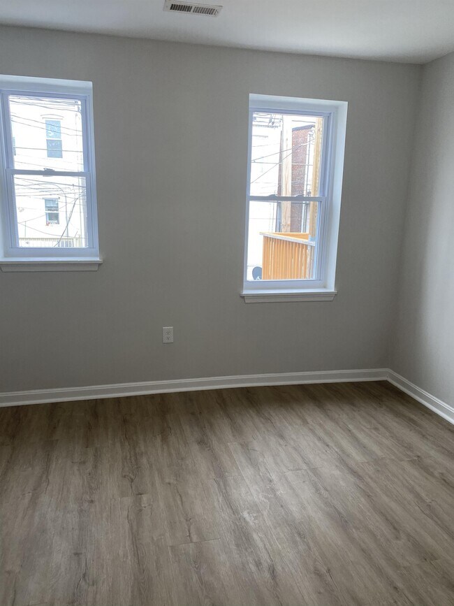 Building Photo - 3315 Noble St
