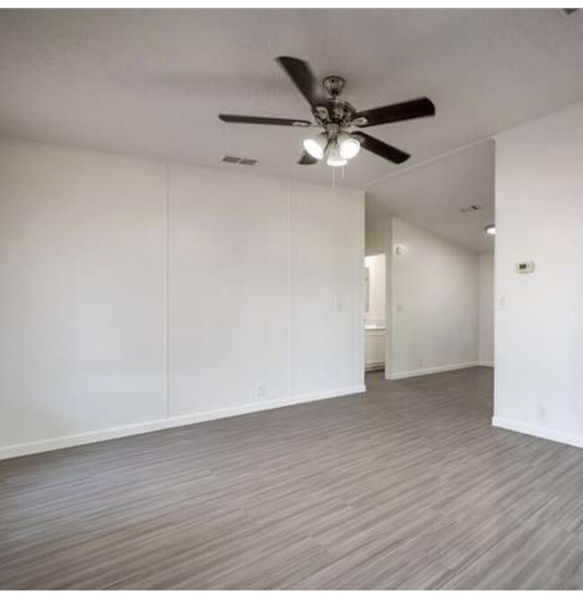 Foto del edificio - 444 Lazy Lake Dr W