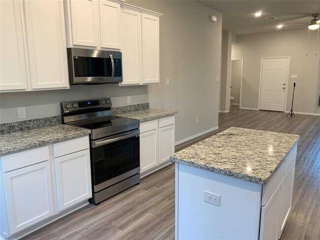 Foto del edificio - 15715 Cottonwood Dr