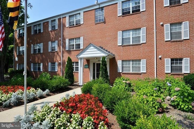 Building Photo - 802 Old English Ct
