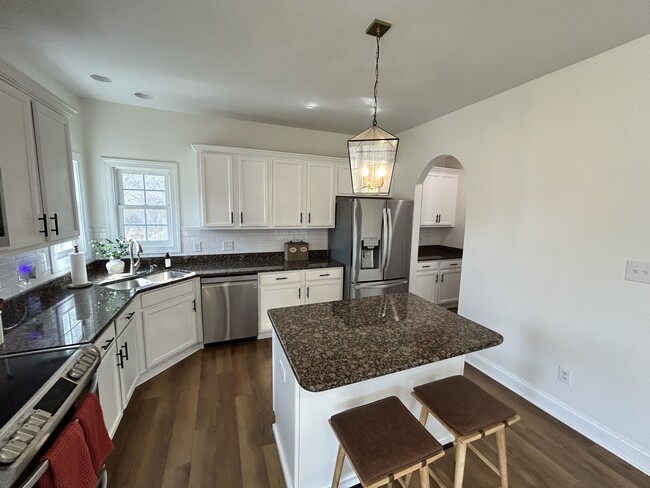 Kitchen - 504 Newhan Ct