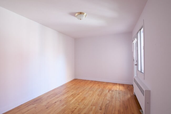 Building Photo - 4505 Dupuis Avenue 4505 Avenue Dupuis