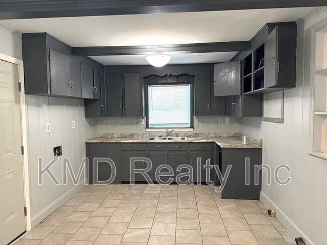 Building Photo - 3900 Crestridge Dr