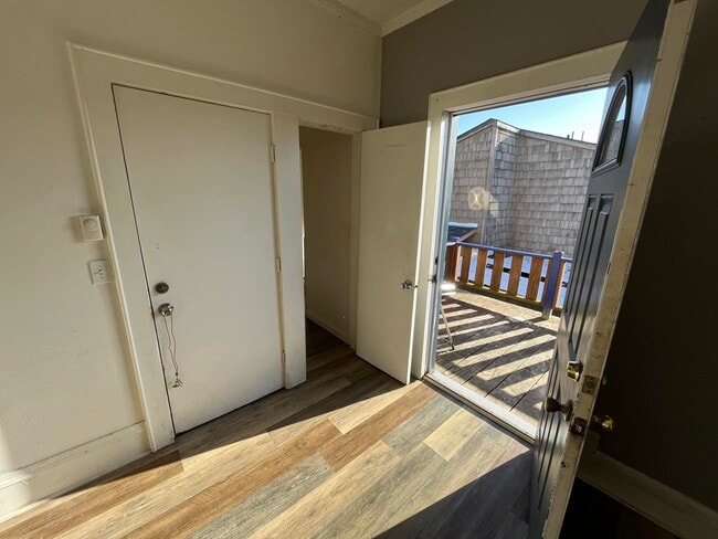 Building Photo - 430 S Holladay Dr