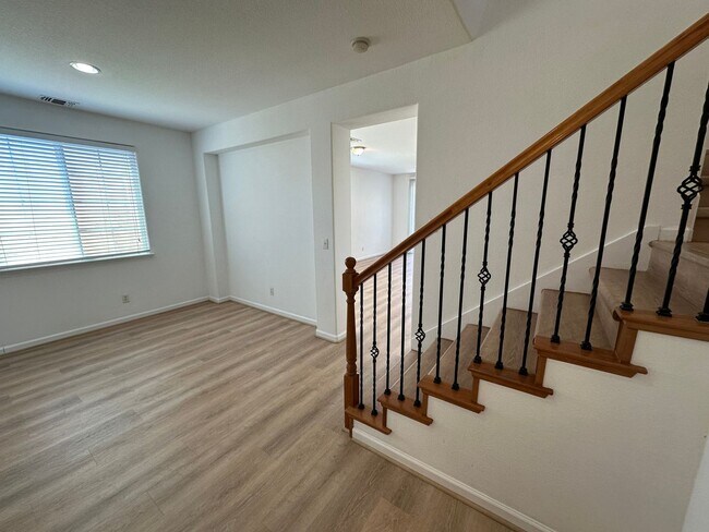 Foto del edificio - Beautiful 4-Bedroom, 2.5 Bathroom Lathrop ...