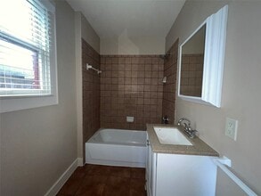 Building Photo - 1505 Rosewood St