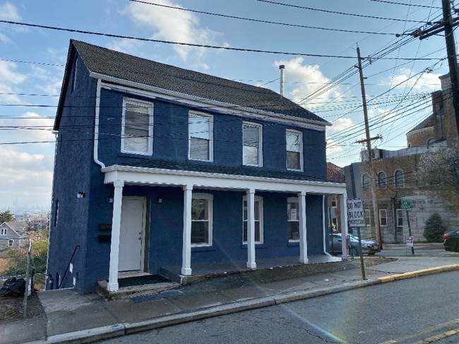 Foto del edificio - 301 Lilac Ln