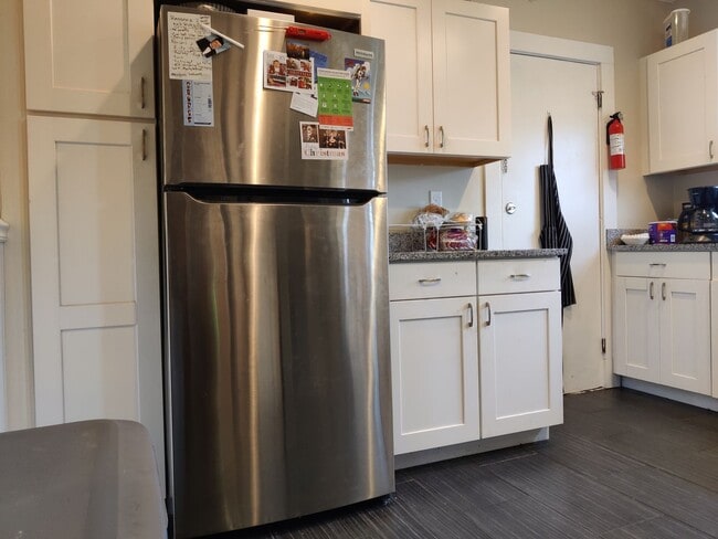 Large Recently Renovated Unit, Free Laundry, Parking Included, Stainless Steel Appliances - Large Recently Renovated Unit, Free Laundry, Parking Included, Stainless Steel Appliances Townhome