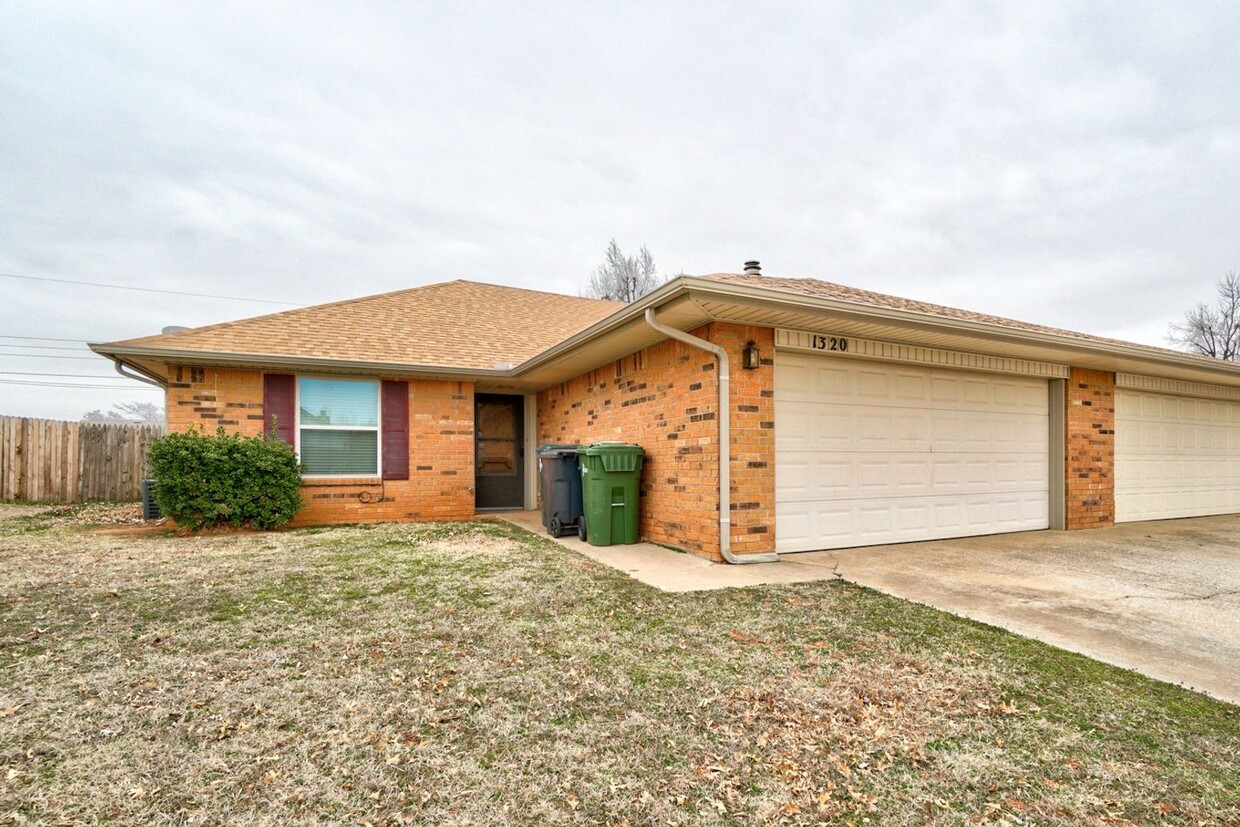 Primary Photo - Cozy 2-Bedroom Duplex with Garage & Fenced...