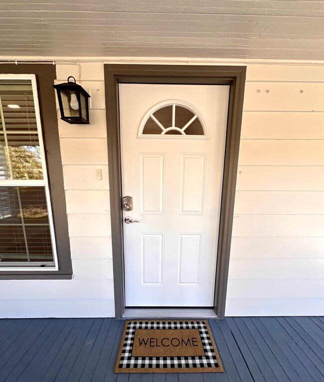 Foto del edificio - Non-Refundable & Security Deposit Total: $1590.00