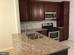 Building Photo - 12 Manor Dr Building Photo - 12 Manor Dr