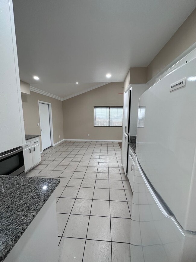 Foto del edificio - Gorgeous Home 3bd 2ba SW Bakersfield with ...