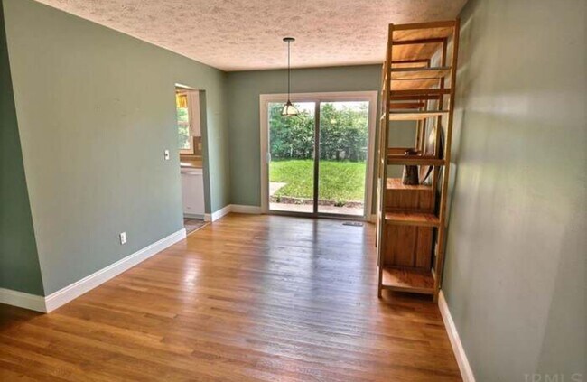 Foto del edificio - Beautiful 4-Bedroom Home on Spacious Corne...
