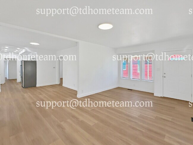 Foto del edificio - "Charming 3-Bed Home with 2 Baths in the H...