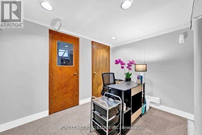 Building Photo - 996 Bayview Ave