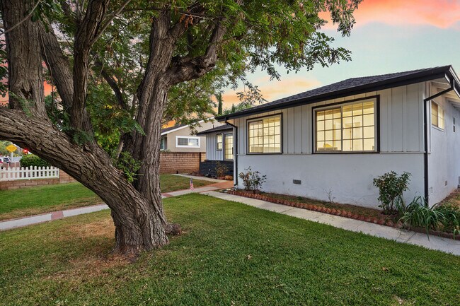 Foto del edificio - 6449 Woodlake Ave
