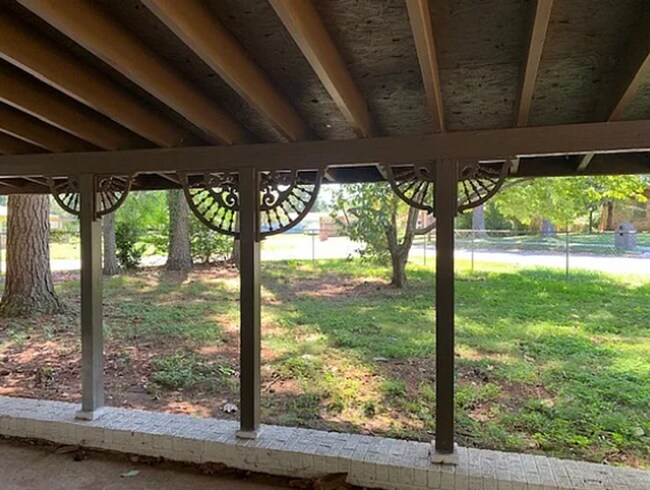 Building Photo - Coming soon 6/26/26- Well maintained 3 bedroom/1 bathroom in a lovely established neighborhood..
