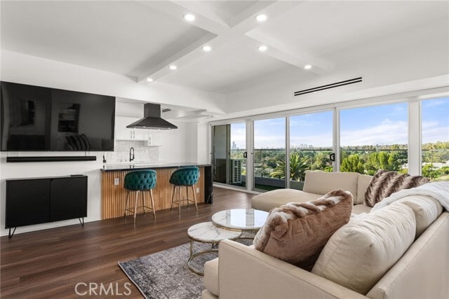 Building Photo - 838 N Doheny Dr
