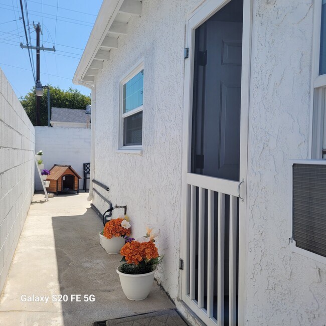Private Entrance - 5147 Auckland Ave