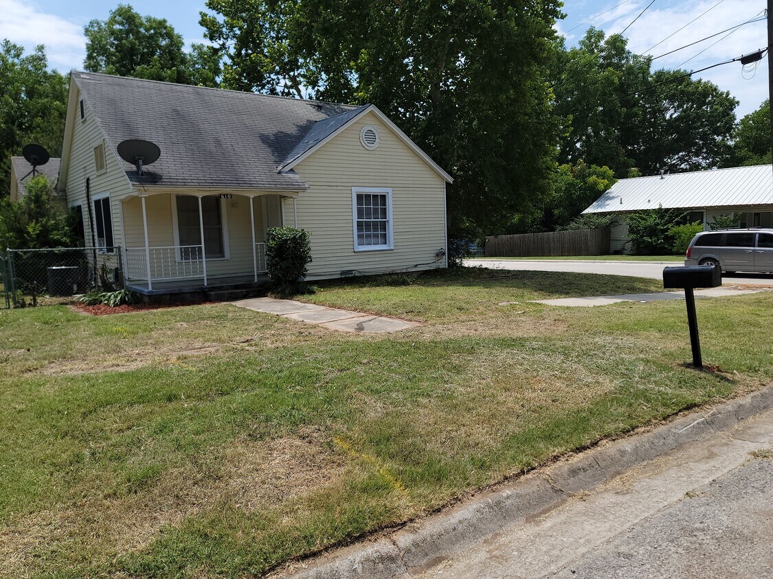 610 Harvey St, Gainesville, TX 76240 House for Rent in Gainesville