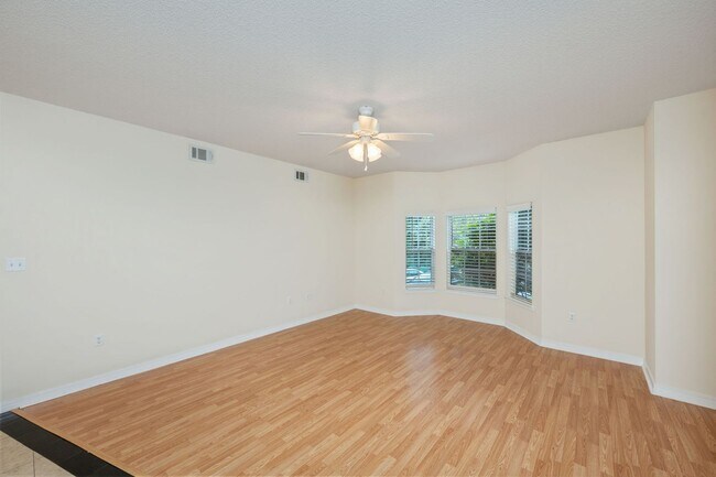 Foto del edificio - Spacious 2-Bedroom Condo at The Oaks – Prime Location with Community Pool