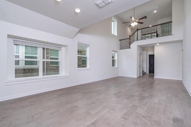 Building Photo - 190 Shackleton Dr