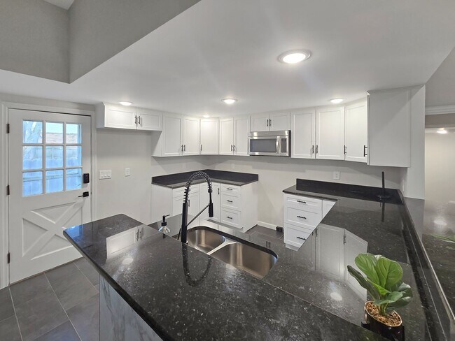 Foto del edificio - COMPLETELY RENOVATED 4 Bedroom/2 Bath Harv...