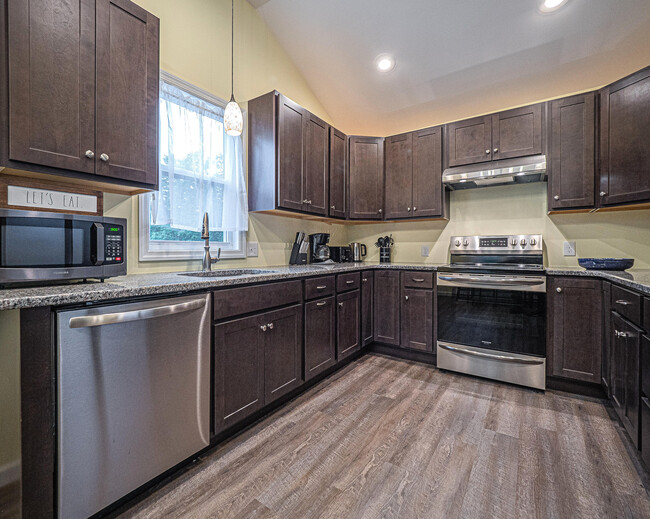 Kitchen - 511 Old Homestead Dr