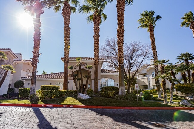 Building Photo - Downstairs condo located in Summerlin