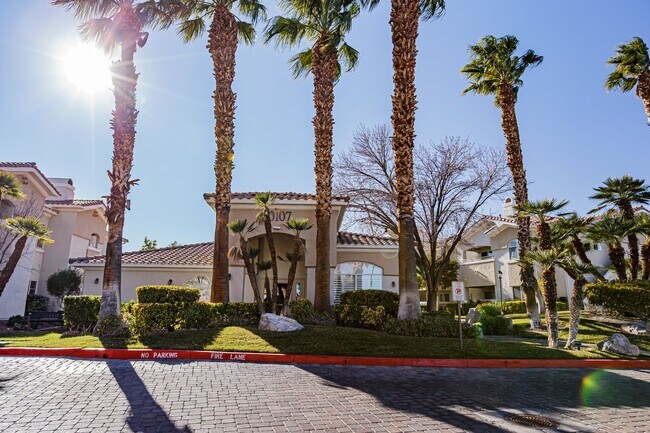 Foto del edificio - Downstairs condo located in Summerlin