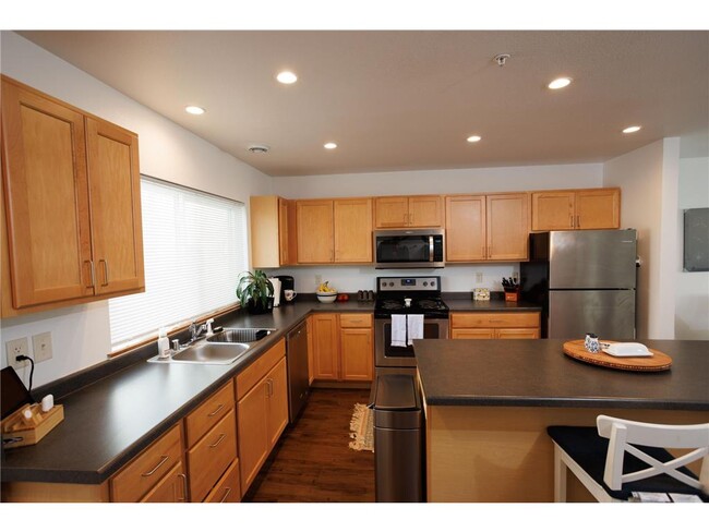 Building Photo - 112 S Prairie Ave
