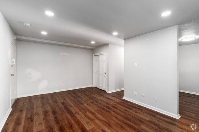 1BR, 1BA - 700SF - Living Room - Alexander Arms Apartments