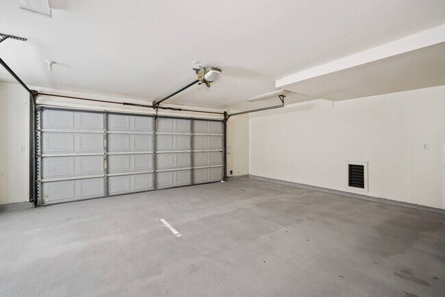 Foto del edificio - Huge 5 Bedroom, 3 bathrooms