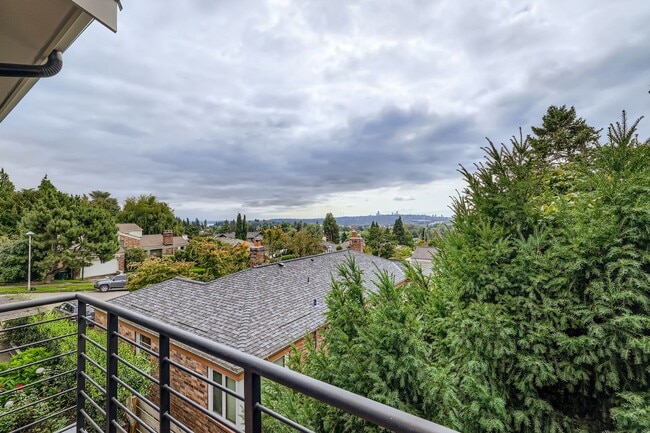 Building Photo - Hawthorne Hills Home