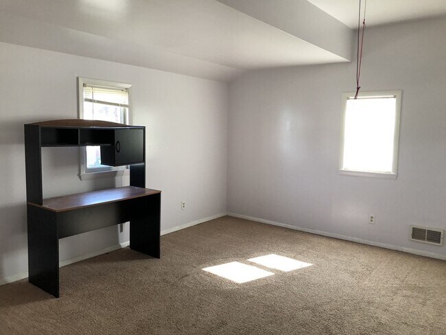 Building Photo - Coal Center 2 Bedroom