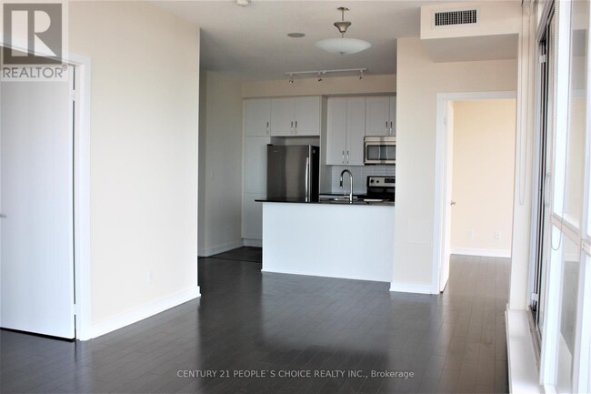 Photo du bâtiment - 4070-4070 Confederation Pkwy