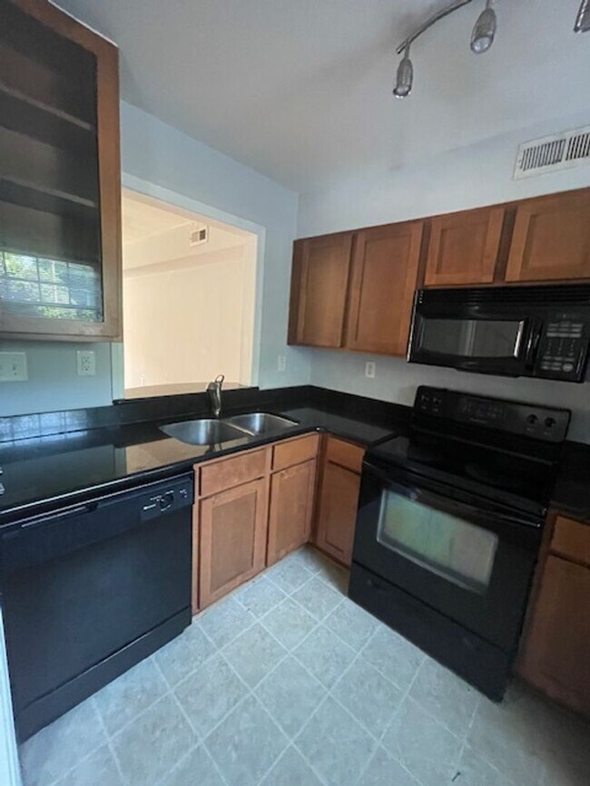Building Photo - Must see this adorable 2 bedroom 1.5 bath ...