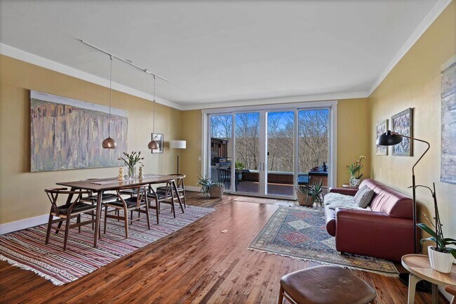 Foto del edificio - 493 Warburton Ave