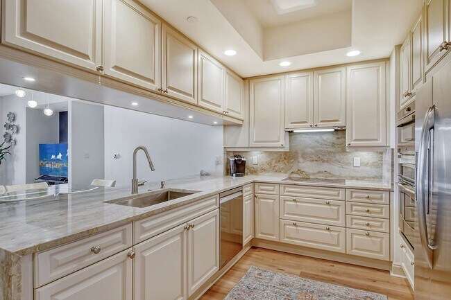 Foto del edificio - Short term ONLY Amazing 2/2 condo in the heart of downtown Sarasota with Bay View!