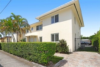 Building Photo - 930 SW 24th Ct