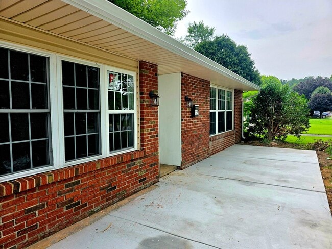 Building Photo - 4Bed/1Bath Available in Newark DE!