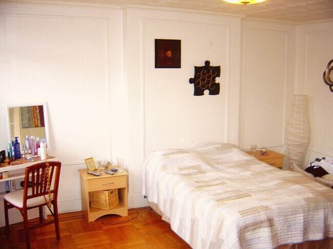 King-Sized Bedroom - 722 Garden St