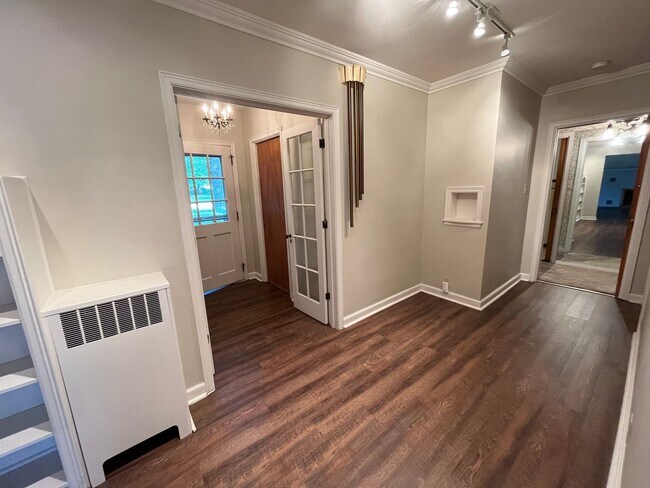 Foto del edificio - 3323 Lakeshore Dr